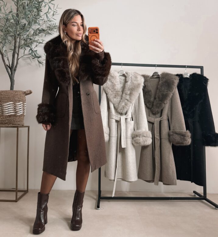 Class Trenchcoat with fur - Beige (Pre-Order Zondag)
