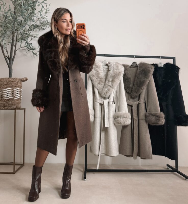 Class Trenchcoat with fur - Beige (Pre-Order Zondag)
