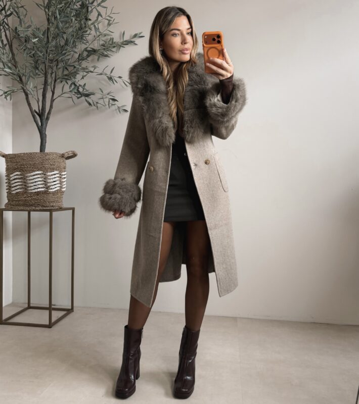 Class Trenchcoat with fur - Taupe (Pre-Order Zondag)