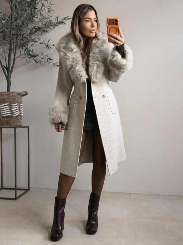 Class Trenchcoat with fur - Beige (Pre-Order Zondag)