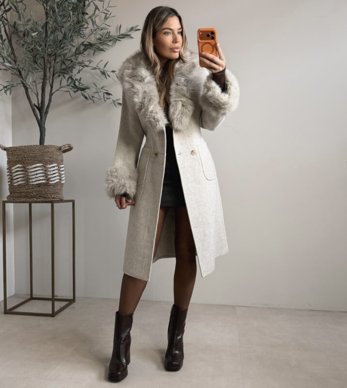 Class Trenchcoat with fur - Beige (Pre-Order Zondag)